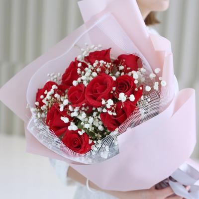 白色情人节送红玫瑰：表达爱情坚定的选择