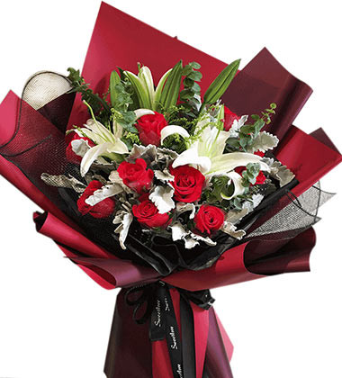 命中注定-11枝红玫瑰，2枝多头（6-8朵）白色香水百合，搭配银叶菊，尤加利叶