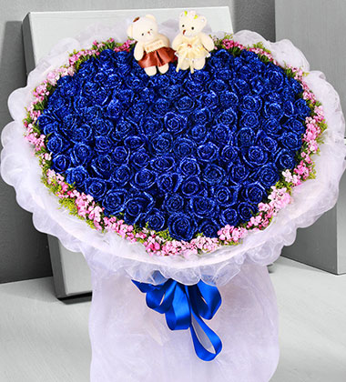 蓝色至爱-99枝蓝玫瑰（即蓝色妖姬，昆明产）组成心形+2只小熊，外围一圈相思梅
