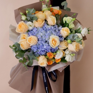 光辉岁月-19朵香槟玫瑰，2个蓝色绣球，橙色多头玫瑰、白色桔梗、尤加利间插丰满