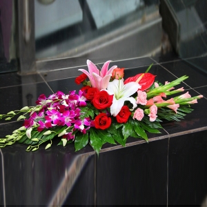 名列前茅-4支红玫瑰、2支粉玫瑰、3支红色康乃馨、3支粉色康乃馨、1支白百合、1支粉百合、1支红掌，搭配适量洋兰、粉色剑兰、散尾葵、龟背叶。
