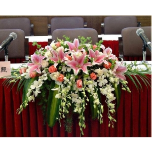 讲台花B-白色泰国兰10枝，粉百合10枝，粉、白玫瑰各15枝，配叶适量填充