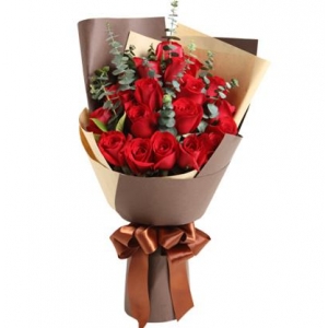 巴黎恋人-红玫瑰19枝配尤加利如图精美包装