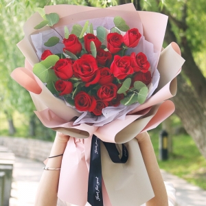 有幸相遇-19朵红玫瑰，搭配尤加利叶、栀子叶装饰