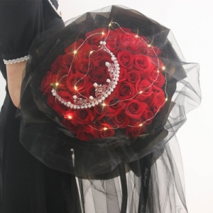 幸福女王-33朵红玫瑰，彩灯，皇冠