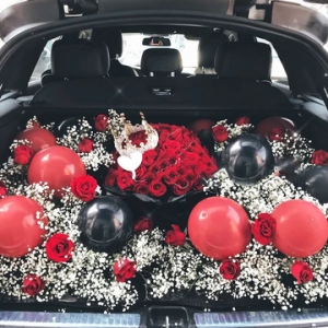 飞舞爱恋-19极品支玫瑰+99支皇冠顶级红玫瑰花束+11个红黑气球+2条彩灯 搭配白色满天星