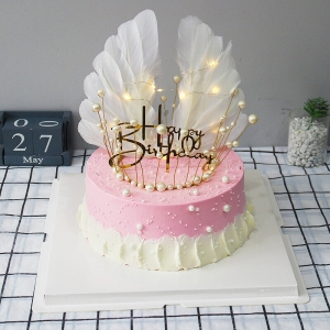 粉色精灵-水果夹层鲜奶蛋糕，皇冠、羽毛、灯带装饰