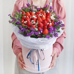 可爱草莓-33颗草莓，粉紫色石竹梅丰满围边