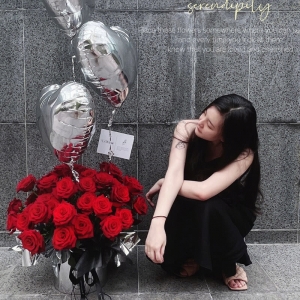 浪漫相伴-52朵红玫瑰抱抱桶+3个气球