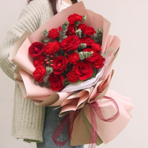 爱的牵挂-11朵精品红色康乃馨，8朵红玫瑰，尤加利、红豆装饰。