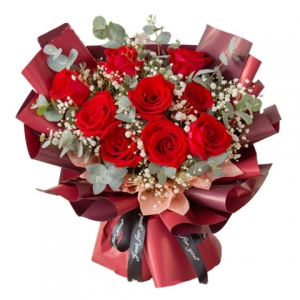 靠近爱情-9朵卡罗拉红玫瑰，搭配白色满天星、尤加利