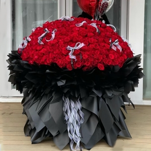 永久的爱-999朵卡罗拉红玫瑰，蝴蝶结表面装饰点缀