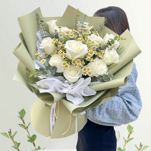 平凡的心——11枝白玫瑰，小雏菊、尤加利叶间插