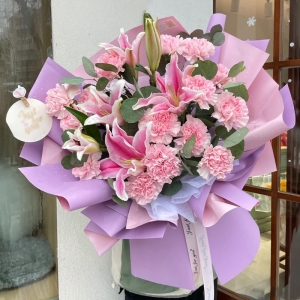 倍加珍惜-15枝粉色康乃馨，3枝多头粉色百合，绿叶装饰。