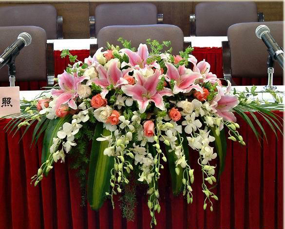 讲台花B-白色泰国兰10枝，粉百合10枝，粉、白玫瑰各15枝，配叶适量填充