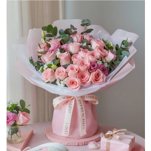特别的你-戴安娜玫瑰19枝、粉色洋桔梗3枝、尤加利10枝、白色石竹梅5枝