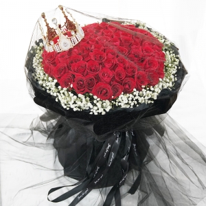 情定今生-99枝精品红玫瑰搭配满天星皇冠装饰