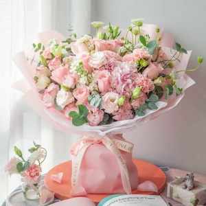 你的微笑-粉色康乃馨11枝，粉佳人玫瑰5枝、3头或以上白底粉边洋桔梗5枝、粉色绣球1枝、白色紫罗兰5枝、白色翠珠3枝，尤加利5枝