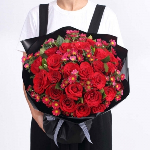 幸福故事-红玫瑰33枝、红色小雏菊、栀子叶