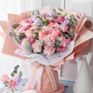 今生陪着你-粉色康乃馨13枝，戴安娜玫瑰5枝、3头或以上粉色洋桔梗5枝、浅紫紫罗兰5枝、尤加利10枝