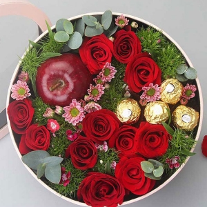 浓情蜜蜜【圣诞热卖】-11枝红玫瑰+1个苹果+4颗巧克力+尤加利叶+小雏菊+相思梅