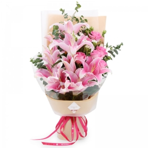 温柔浅笑-6枝精品粉玫瑰、4枝多头粉百合，搭配适量白色相思梅、尤加利