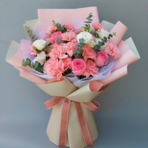勿念-19朵粉康乃馨、4朵戴安娜玫瑰、6朵洋桔梗、尤加利间插