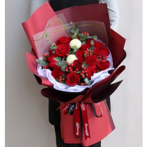爱恋如风-19枝红玫瑰+2个白色乒乓菊，搭配尤加利，红豆。