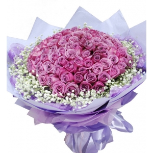 浪漫恋情-99枝紫玫瑰组成圆形，满天星搭配