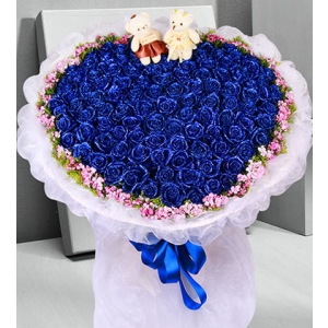 蓝色至爱-99枝蓝玫瑰（即蓝色妖姬，昆明产）组成心形+2只小熊，外围一圈相思梅