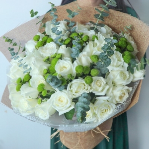 浮生若梦-33朵精品白玫瑰，搭配绿色小雏菊、尤加利叶装饰