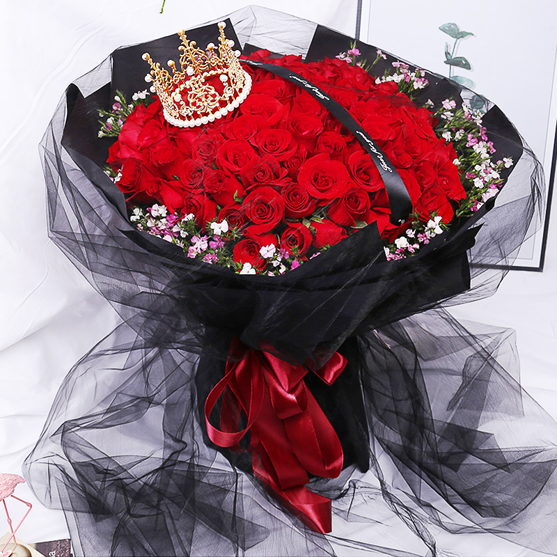 心底花园-99朵精品红玫瑰，粉色相思梅丰满围边，搭配皇冠、黑色英文缎带装饰