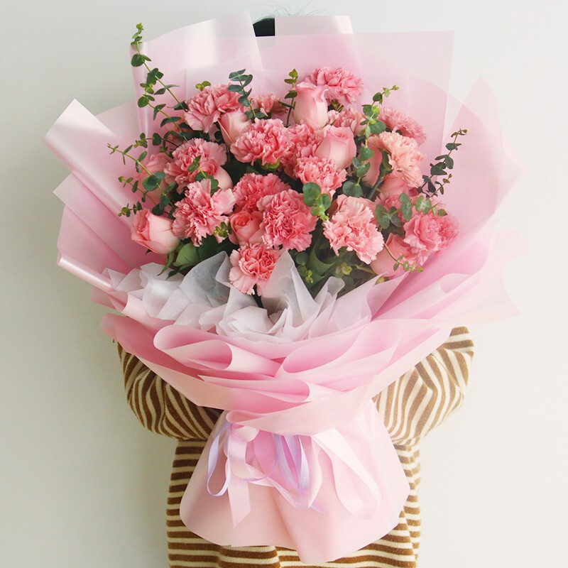 温暖生活-33朵粉色康乃馨、粉玫瑰混搭，搭配尤加利叶、栀子叶装饰