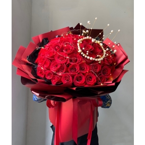 天长地久-52支红玫瑰，搭配可发光灯带、皇冠装饰