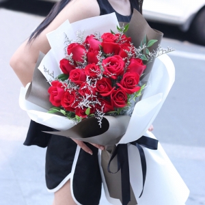 不变的心-19支红玫瑰，搭配适量情人草、南天竹装饰