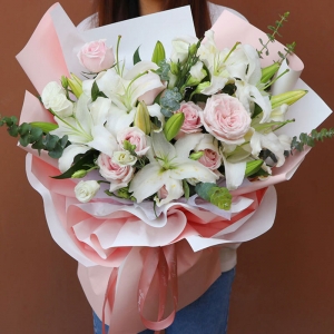晴天般的微笑-6朵粉玫瑰、3朵白玫瑰，5支多头白色香水百合，搭配洋桔梗、尤加利叶装饰