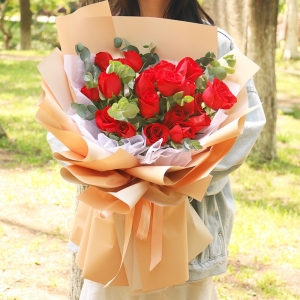 花下浅酌-19朵红玫瑰，搭配尤加利叶、栀子叶装饰