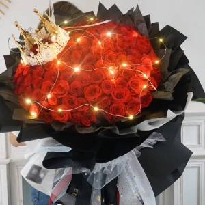 其实很爱你-99朵红玫瑰，搭配皇冠、灯带装饰