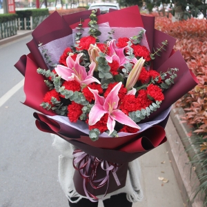 祝福之花-19支红色康乃馨，2支多头粉百合，搭配尤加利叶、石竹梅等配花
