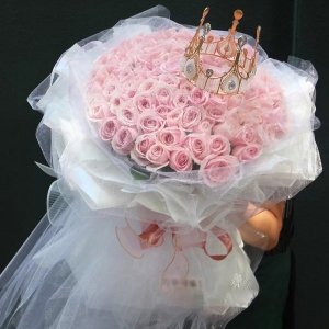 暖阳浅笑-99朵粉玫瑰，搭配皇冠、栀子叶装饰