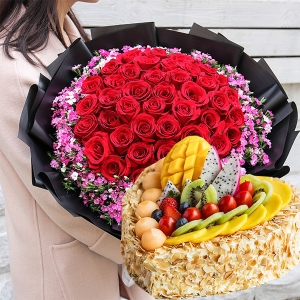 佳期如梦- 33支红玫瑰，搭配丰满粉色石竹梅装饰。8寸心形水果蛋糕