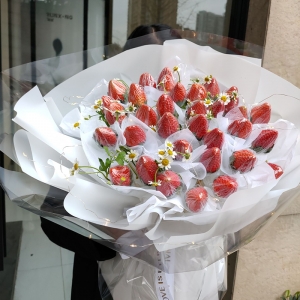 莓目传情-33颗新鲜草莓，小雏菊间插丰满