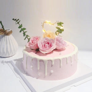 浓情丝语- 水果夹心奶油蛋糕，粉玫瑰3朵，香槟玫瑰1朵装饰，尤加利叶，心形发光插件装饰