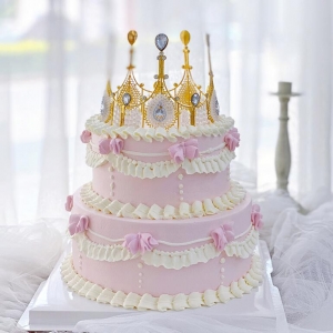 公主的皇冠-内层蛋糕胚+奶油叠加（含水果填充），表层奶油+皇冠装饰