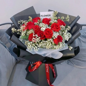 一生的浪漫-11朵红玫瑰，丰满白色满天星间插，适量尤加利叶装饰