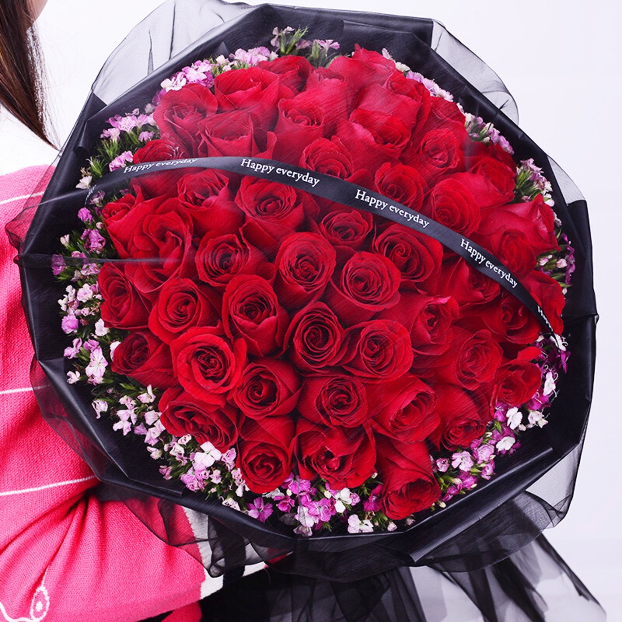 爱的陪伴- 66朵红玫瑰，粉色石竹梅外围丰满围边，黑色英文丝带搭配