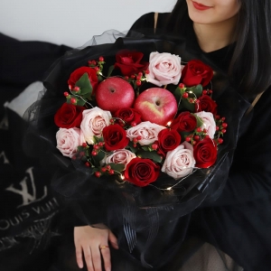 冬日恋歌圣诞热卖】-2个苹果+18朵（粉雪山+红玫瑰）混搭花束