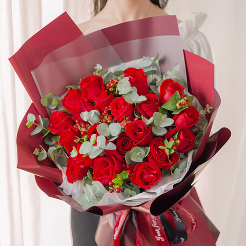 相思情缘-19朵卡罗拉红玫瑰，搭配红豆，尤加利叶鲜花速递19朵红玫瑰香槟混搭花束礼盒送朋友爱人表白生日礼物全国同城配送