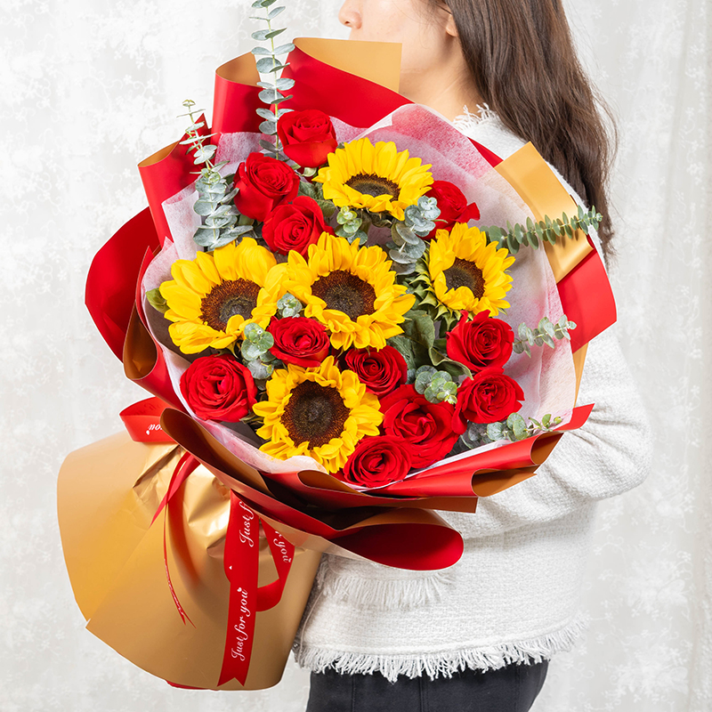 爱之心情-11枝红玫瑰、5枝向日葵，搭配尤加利叶间插