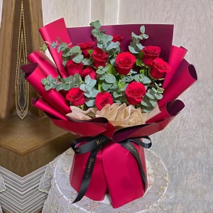 一生的陪伴-11朵红玫瑰，适量尤加利叶装饰